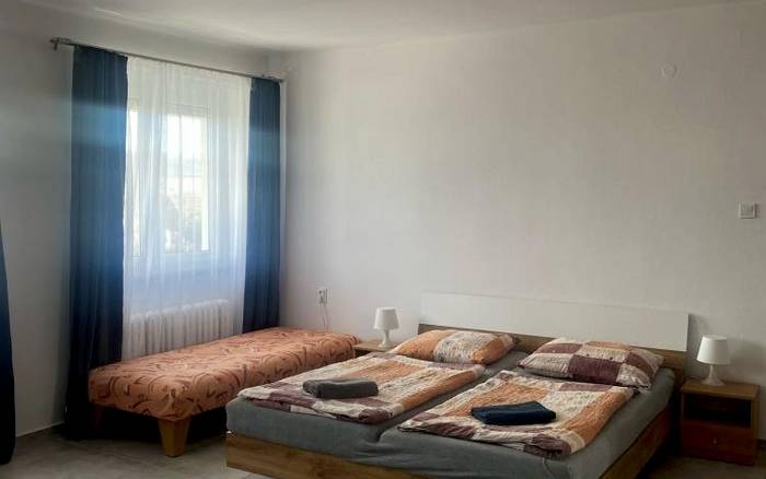 Čtyřlůžkový pokoj s přistýlkami - bílá budova