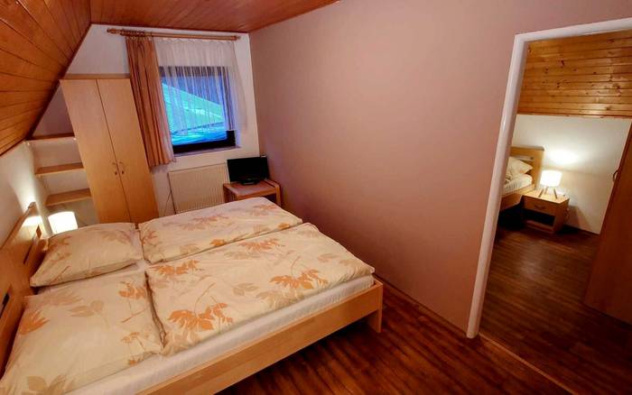 Apartmán se dvěma ložnicemi - budova recepce 1.p