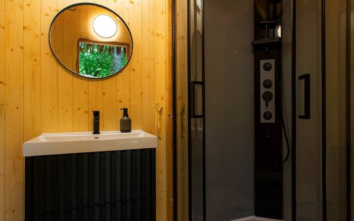 Spoločná kúpeľňa pre Treehouse VI a Treehouse VII