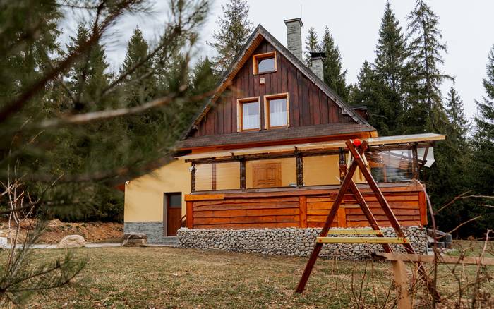 Exteriér pod mrakom