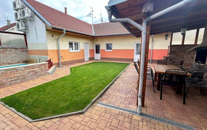 Dvůr