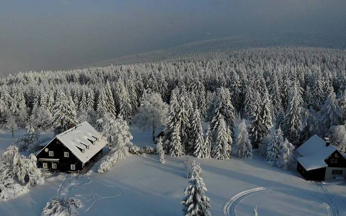 Pohled na chatu a okolí