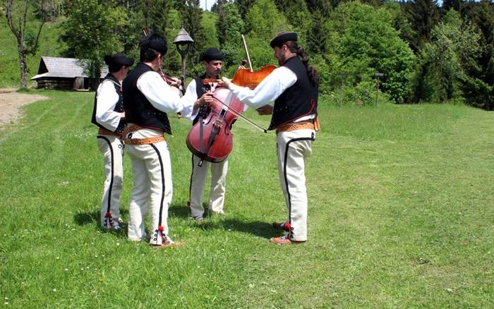 Kysucký skanzen Vychylovka - pohľad do okna minulého storočia