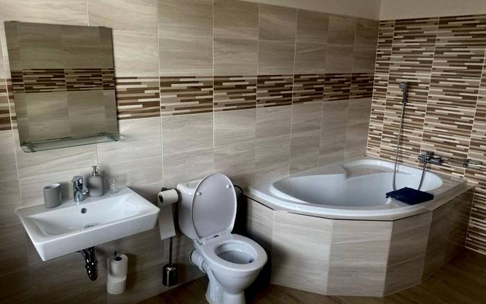 Čtyřlůžkový pokoj s přistýlkami - bílá budova