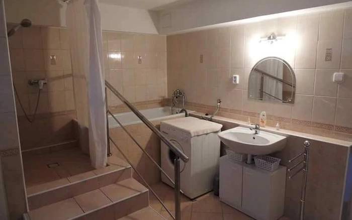 Kúpeľňa s vaňou a sprchovacím kútom