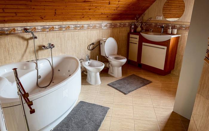 kúpeľna s bidetom, záchodom a vaňou