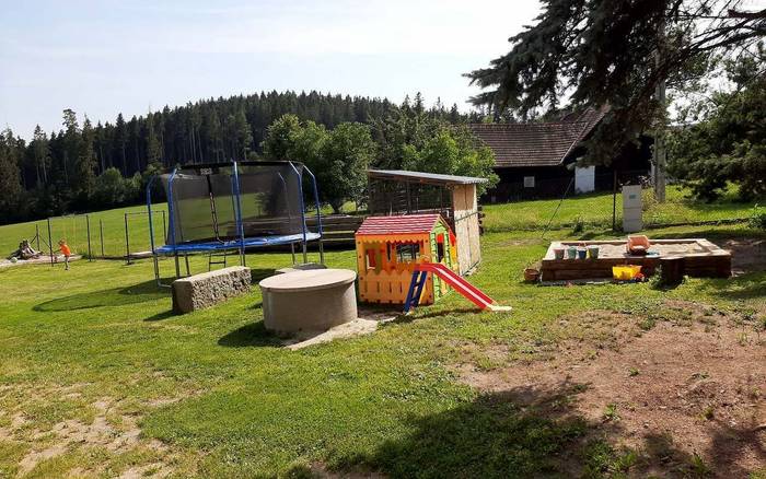 Zahrada s dětským hřištěm