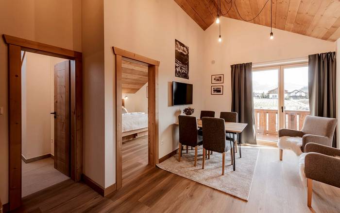 „Slnečný“ apartmán s dvoma spálňami a balkónom pre 5 osôb
