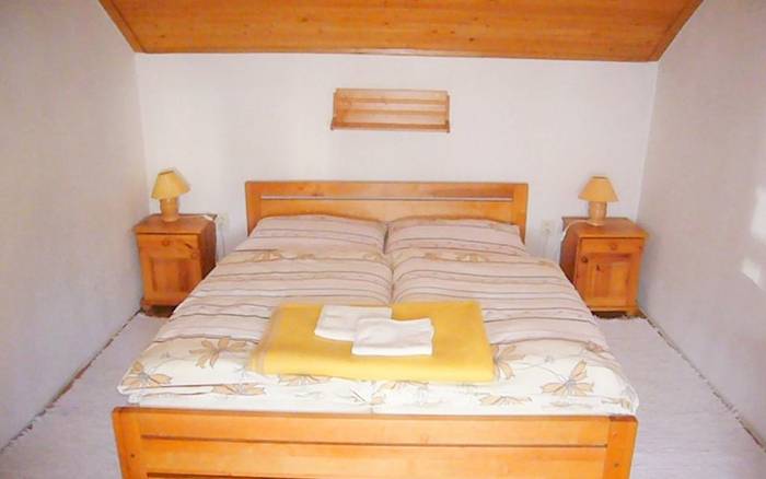 Dvojlôžková izba s manželskou posteľou a prístelkou