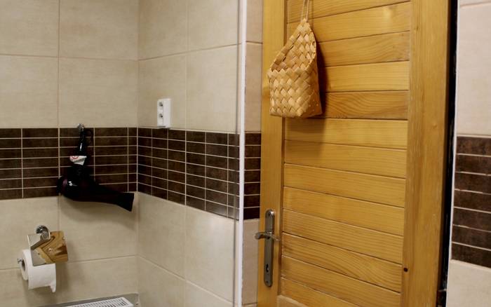 Kúpeľňa č. 1 na prízemí so sprchovacím kútom a WC