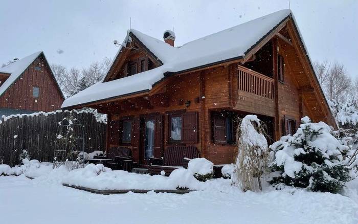 Chata s bazénom a domčekom na strome