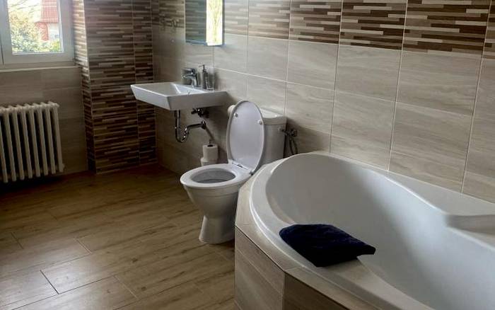 Čtyřlůžkový pokoj s přistýlkami - bílá budova