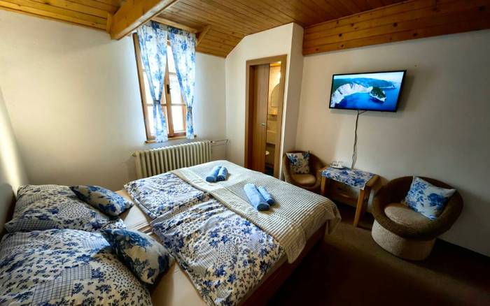 Dvojlôžková izba s manželskou posteľou a externou kúpeľňou