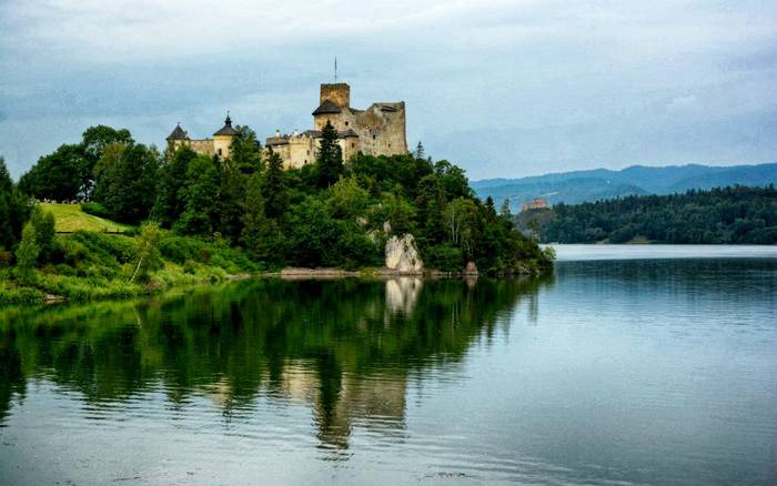 Hrad / Zámok Niedzica 30km od ubytovania U Mirca