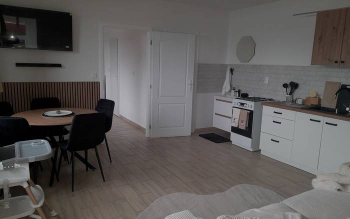 Obývací priestor s kuchynským kútom