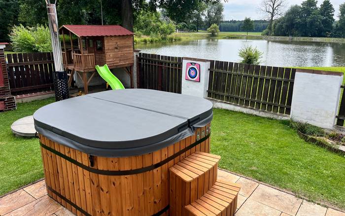 Výhled na rybník z vířivky