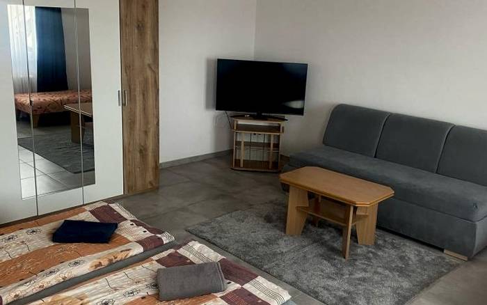 Čtyřlůžkový pokoj s přistýlkami - bílá budova