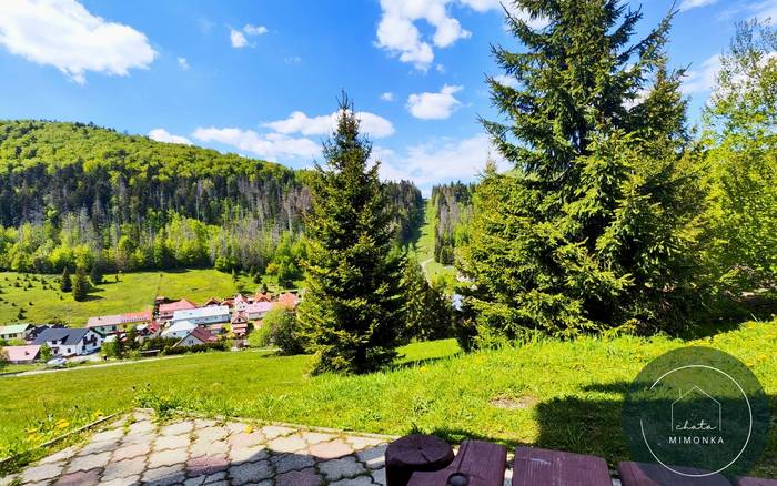 Panoramatický výhľad na obec, lesy a svah v okolí