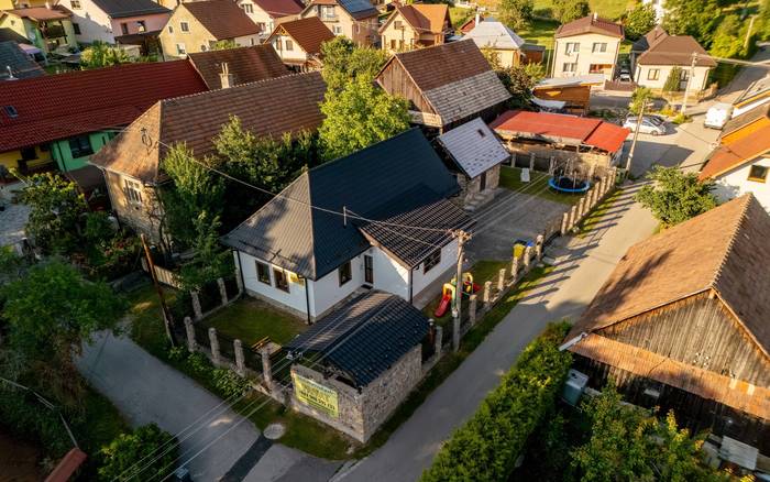 Хатина біля водоспаду