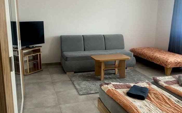 Čtyřlůžkový pokoj s přistýlkami - bílá budova