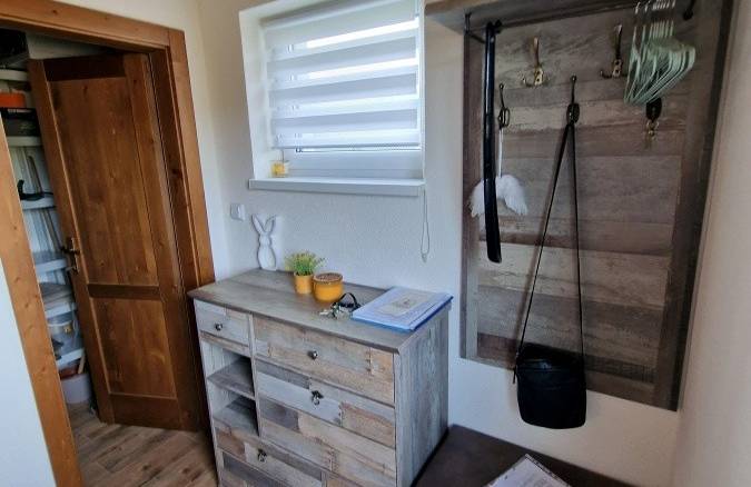 Zádverie a vchod do technickej miestnosti s práčkou so sušičkou