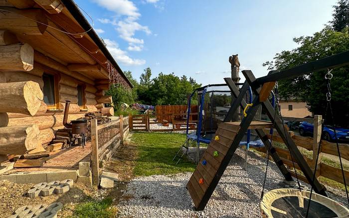 Zrubová rozprávka nad rybníkom