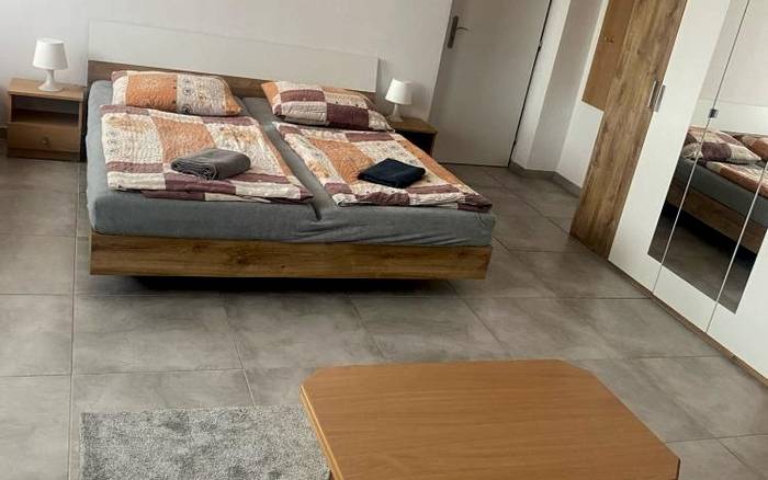 Čtyřlůžkový pokoj s přistýlkami - bílá budova