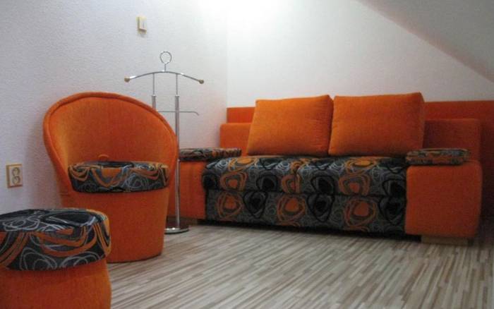 Oranžová izba s balkónom