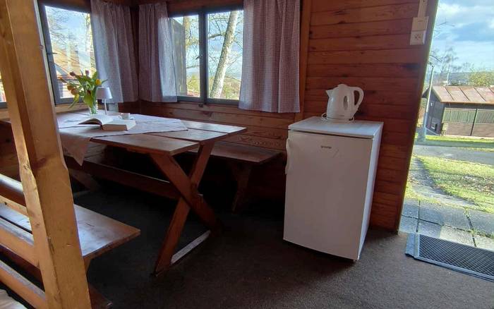 Chata 4lůžková - dřevěná, s vnitřním posezením
