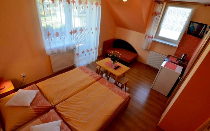 Oranžová dvojlôžková izba s balkónom