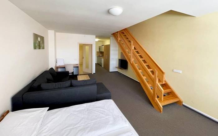 Mezonetový hotelový apartmán s balkónem a kuchyňkou