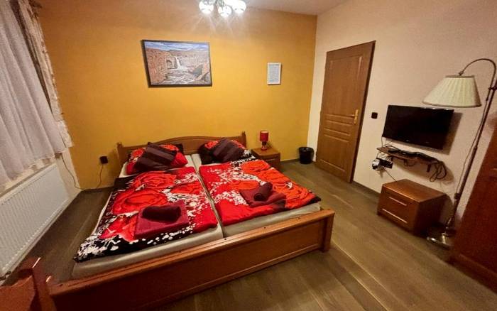 Třílůžkový pokoj s vlastní koupelnou a TV