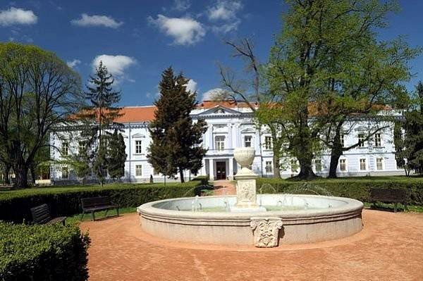 Kaštiel Mojmírovce