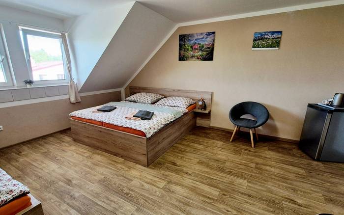 10. Pokoj pro dvě až tři osoby, první patro