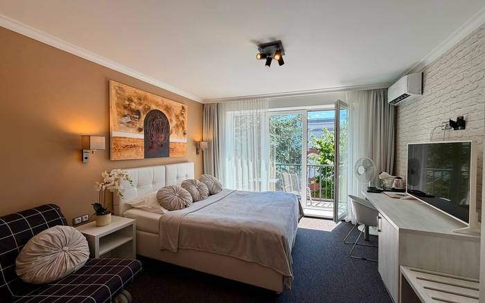 Triple room with balcony, air cond