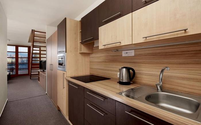 Mezonetový hotelový apartmán s balkónem a kuchyňkou