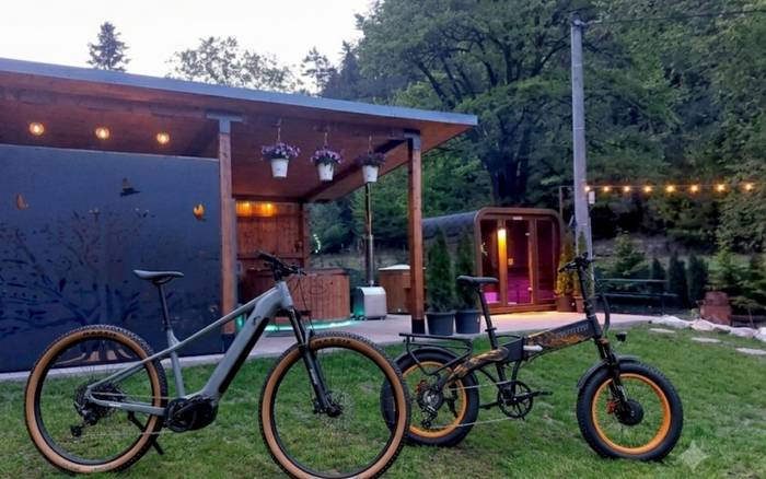 Po oddychu vo vírivke či saune nasadni na výkonný elektrobicykel a objav lesy, kopce a krásne miesta Gelnice a okolia. 🚵🌄 Elektrobicykle sú dostupné nielen pre hostí chaty, ale aj pre verejnosť.