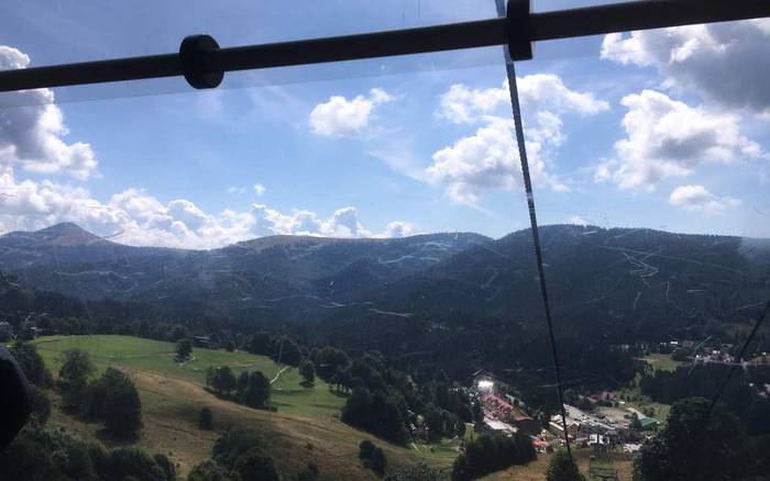 pohľad z kabinkovej lanovky cesta na Novu Hoľu