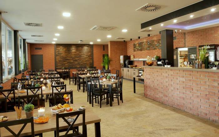 Restaurace, snídaňový bar, obchod v Campingu Rožnov