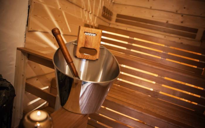 samozrejmosťou ku každému saunovaniu je vedierko a výber 3-5 esenciálnych vonných olejov