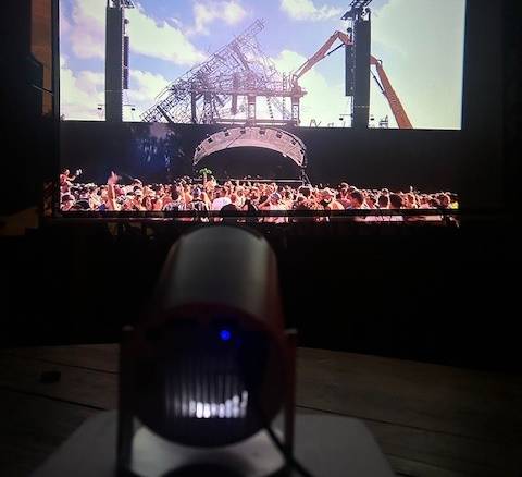 Projektor s plátnom v altánku