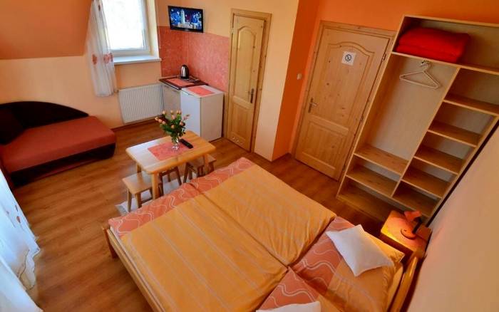 Oranžová dvojlôžková izba s balkónom