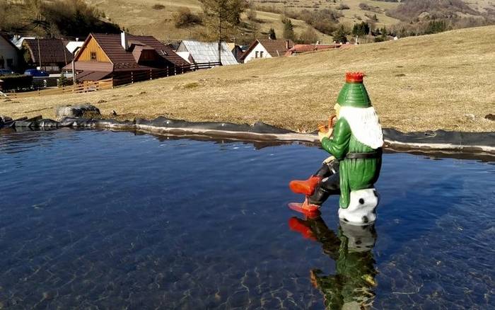 Jazierko svýhľadom nad drevenicou