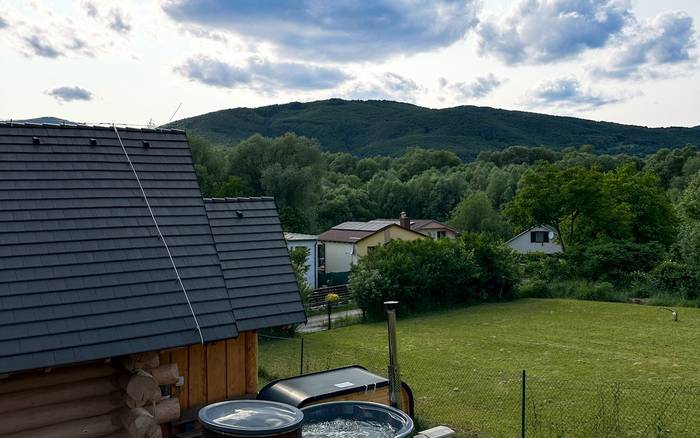 Zrubová rozprávka nad rybníkom