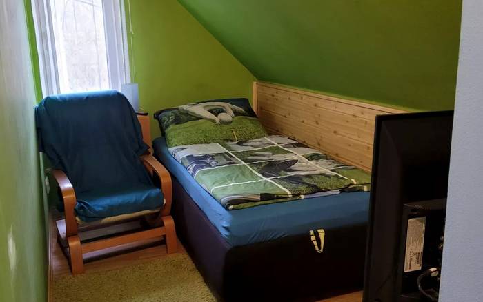 Jednolůžkový pokoj s vlastní koupelnou a přímým vchodem na terasu