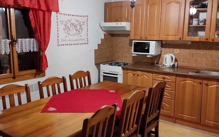 Kuchyňa s jedálenským stolom vo väčšom apartmáne