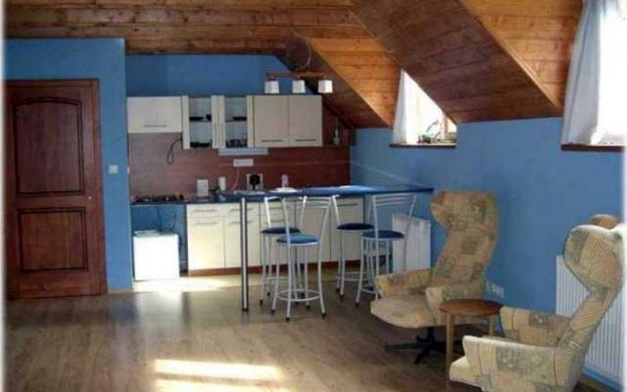 na poschodí  priestranný MODRÝ APARTMÁN s balkónom:   manželská posteľ +1 prístelka, TV+satelit, kúpeľňa+WC na izbe, samostatný kuchynský kút s plynovou varnou doskou, chladničkou, mikrovlnkou, rýchlovarnou kanvicou