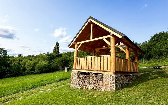 Zrubová rozprávka nad rybníkom
