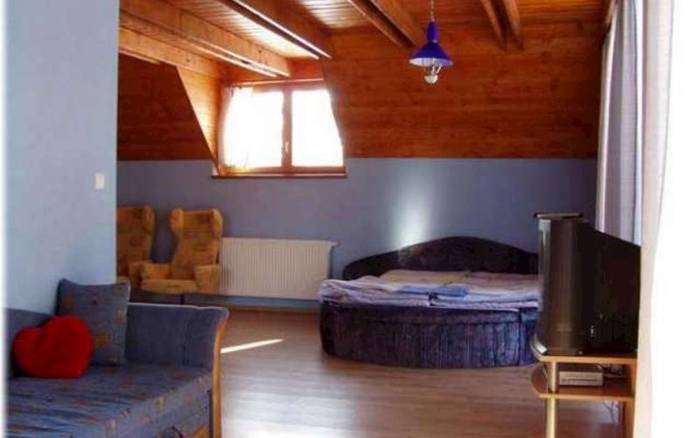na poschodí priestranný MODRÝ APARTMÁN s balkónom: manželská posteľ +1 prístelka, TV+satelit, kúpeľňa+WC na izbe, samostatný kuchynský kút s plynovou varnou doskou, chladničkou, mikrovlnkou, rýchlovarnou kanvicou