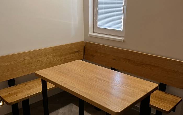 Apartmán č.1 - kuchyňa stôl s rohovou lavicou